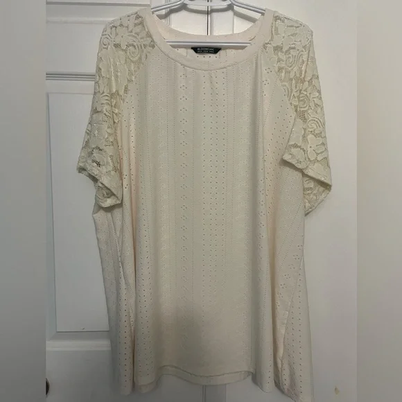 BloomChic Blouse with lace sleeves - Picture 3 of 3